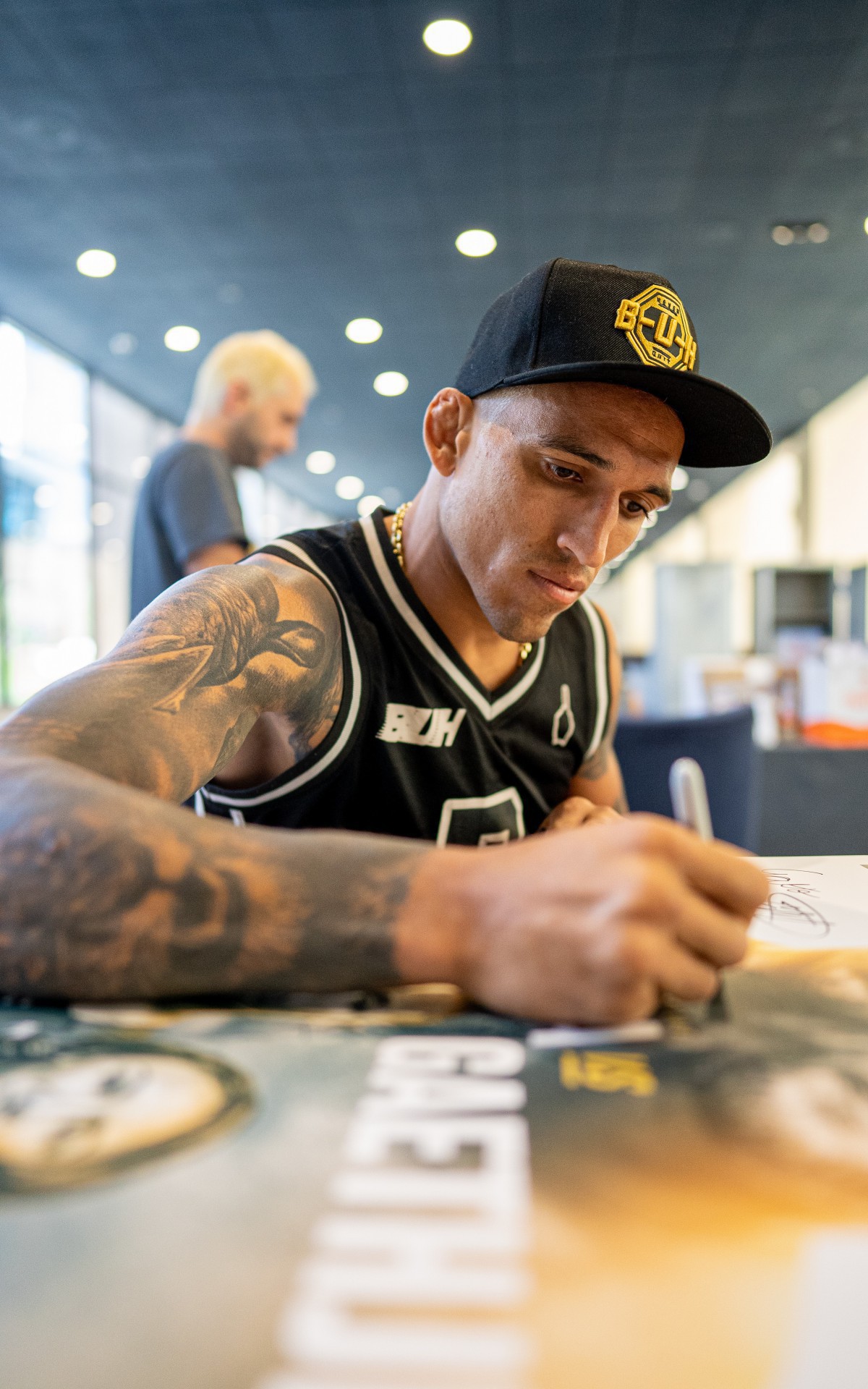 Charles do Bronx assina pôsteres do UFC 274, que acontece nesse sábado (7)