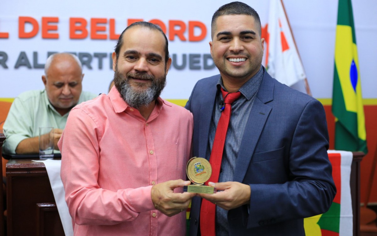 A Medalha Engenheiro Belford Roxo foi entregue pelo vereador Igo Menezes a Marco Correa da Silva - Presidente da FESEP-RJ