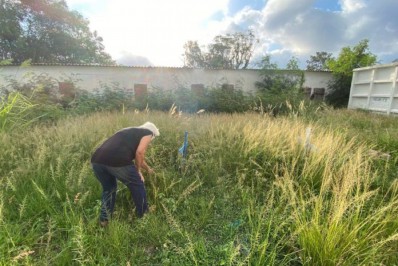 Família visita túmulo no cemitério do Jardim Esperança, em Cabo Frio, e encontra local tomado por mato