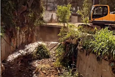 Equipes do INEA realizam serviço de desassoreamento do Rio Dona Eugênia, em Mesquita