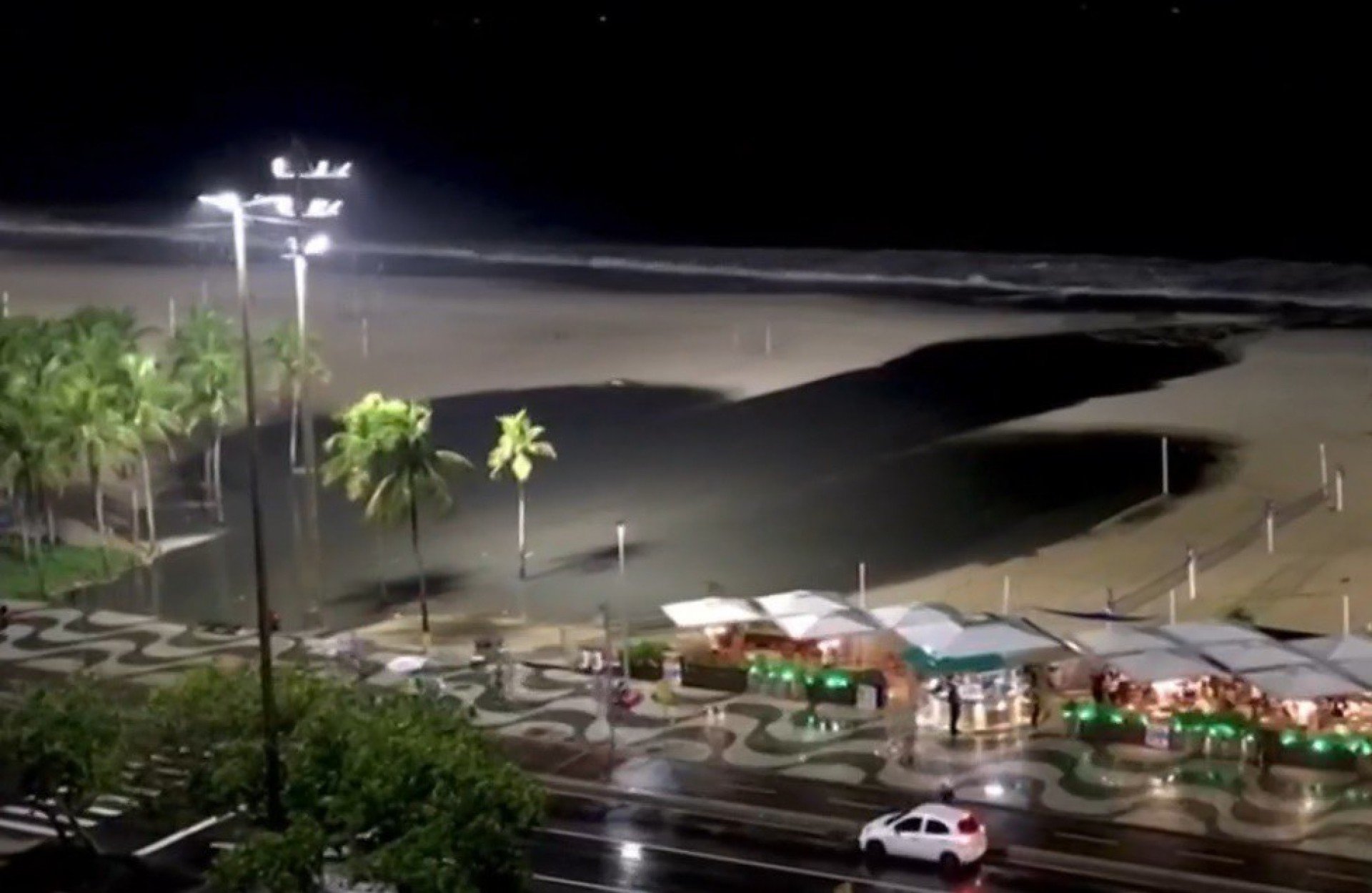 Vazamento de esgoto causou grande mancha na noite desta quarta-feira na praia de Copacabana - Reprodução / TV Globo