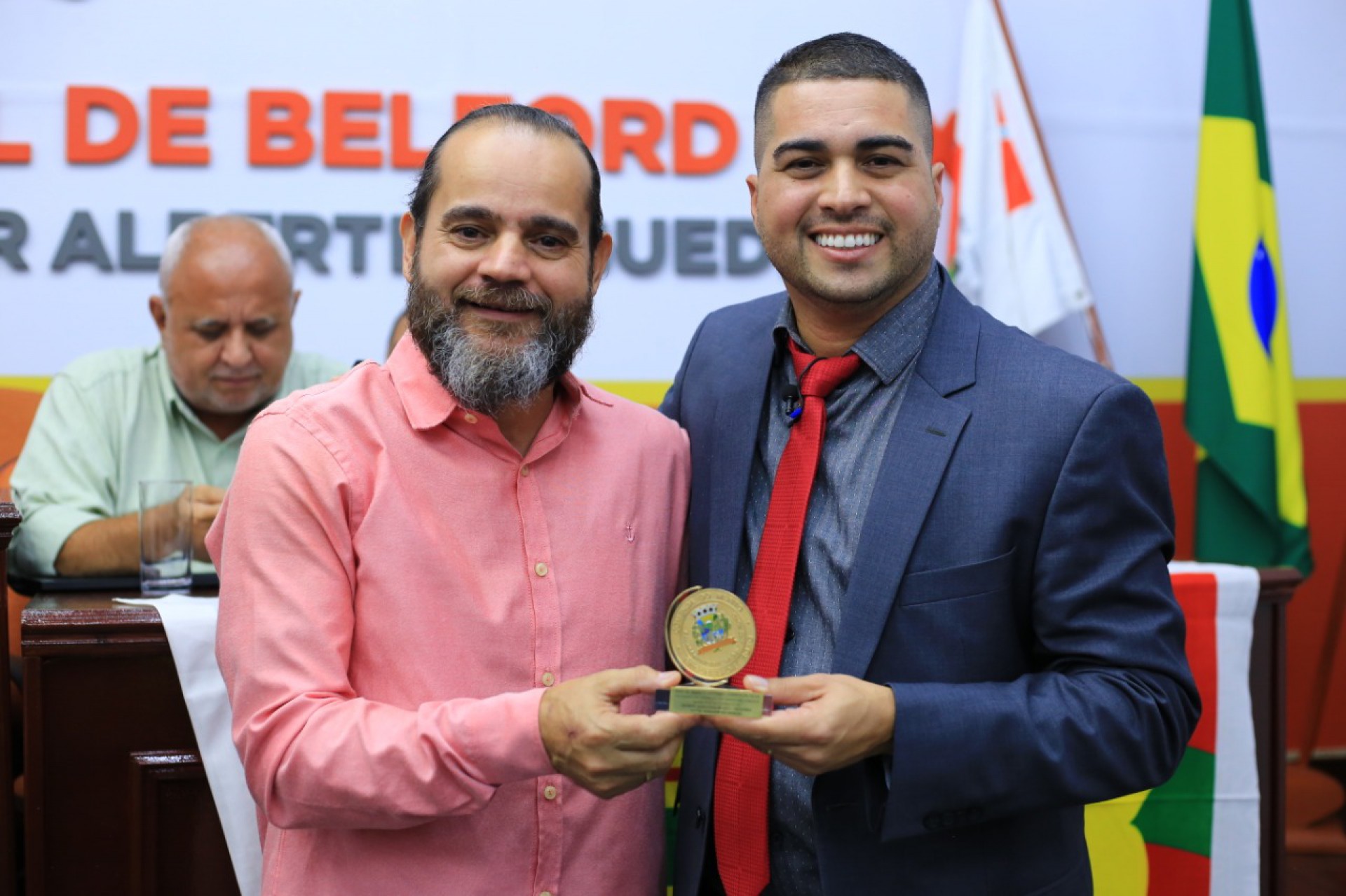 A Medalha Engenheiro Belford Roxo foi entregue pelo vereador Igo Menezes a Marco Correa da Silva - Presidente da FESEP-RJ - Divulga&ccedil;&atilde;o