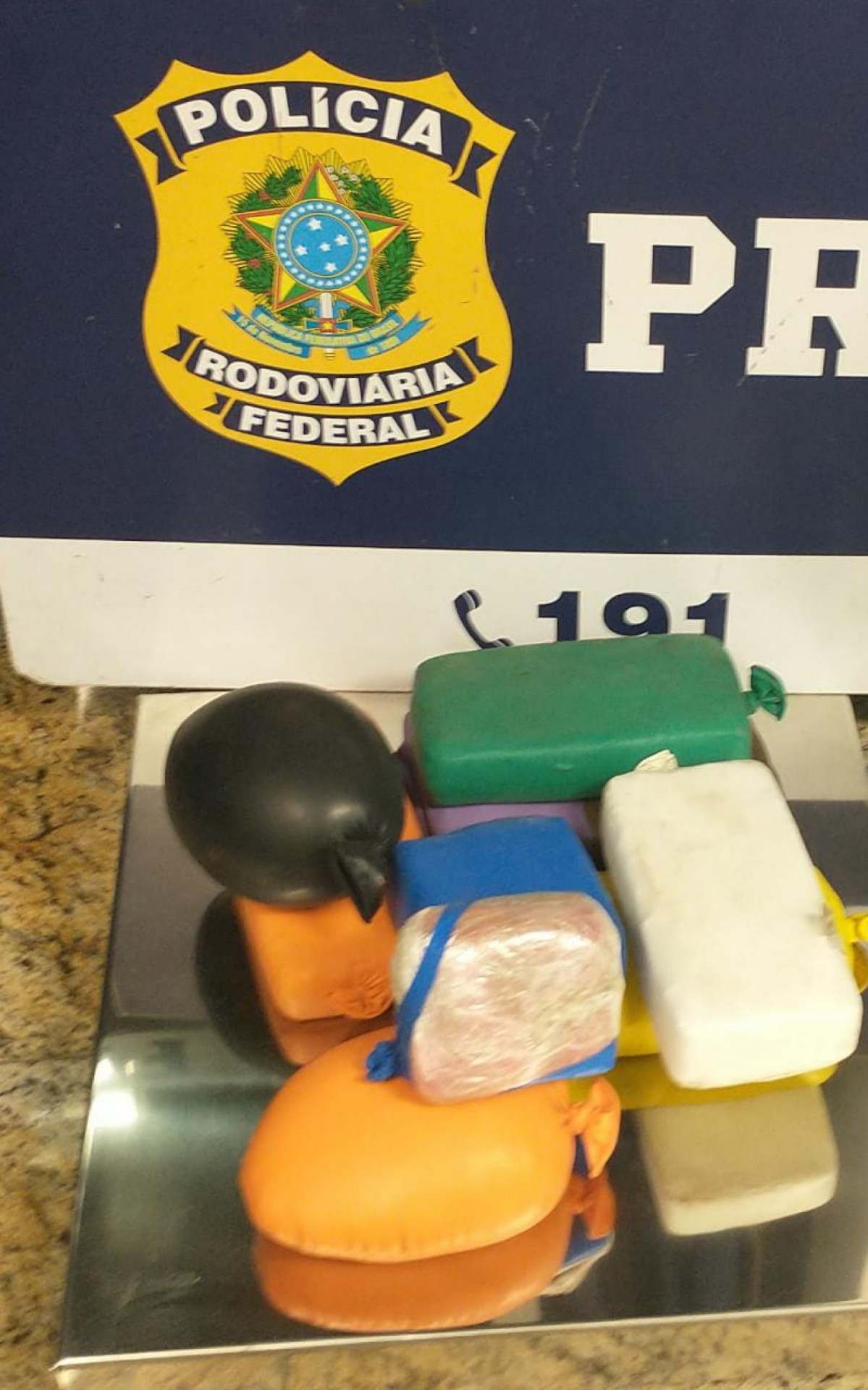 Drogas apreendidas com uma mulher na BR 116, em Pira&iacute;