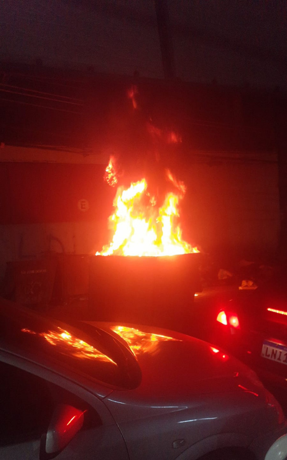 Moradores da barreira do Vasco fazem protesto após morte de jovem