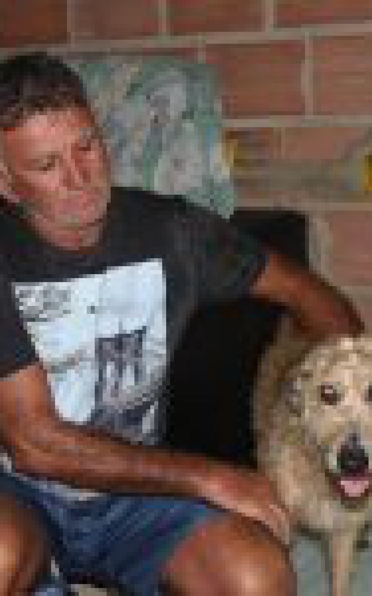 O pescador Manelzinho encontrou Mel quando foi recolher sua rede pr&oacute;ximo &agrave;s Ilhas Maric&aacute;s