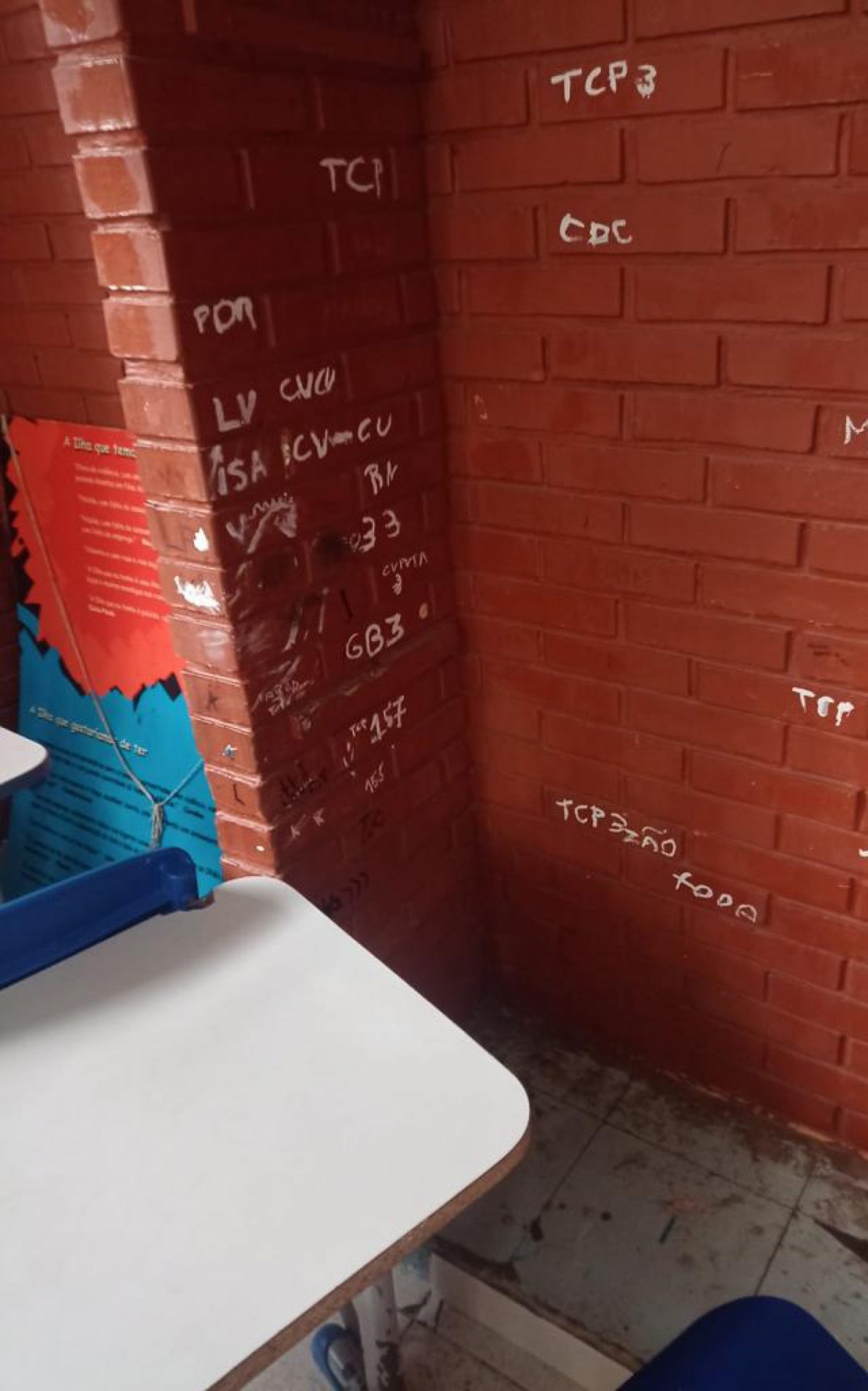 Imagens de sala onde ocorreu ataque de aluno a colegas com faca: ambiente escolar com picha&ccedil;&otilde;es