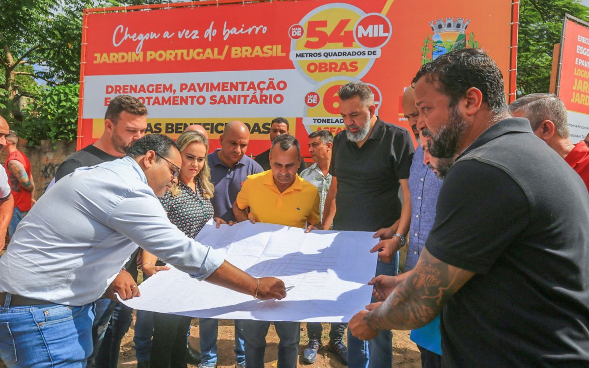 Daniela do Waguinho, prefeito Waguinho, Marcio Canella e Marcelo Canella acompanharam as explica&ccedil;&otilde;es do t&eacute;cnico no mapa