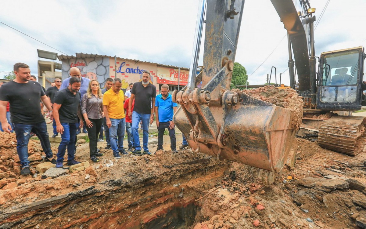 A comitiva acompanhou os trabalhos das m&aacute;quinas nas obras do bairro Jardim Portugal