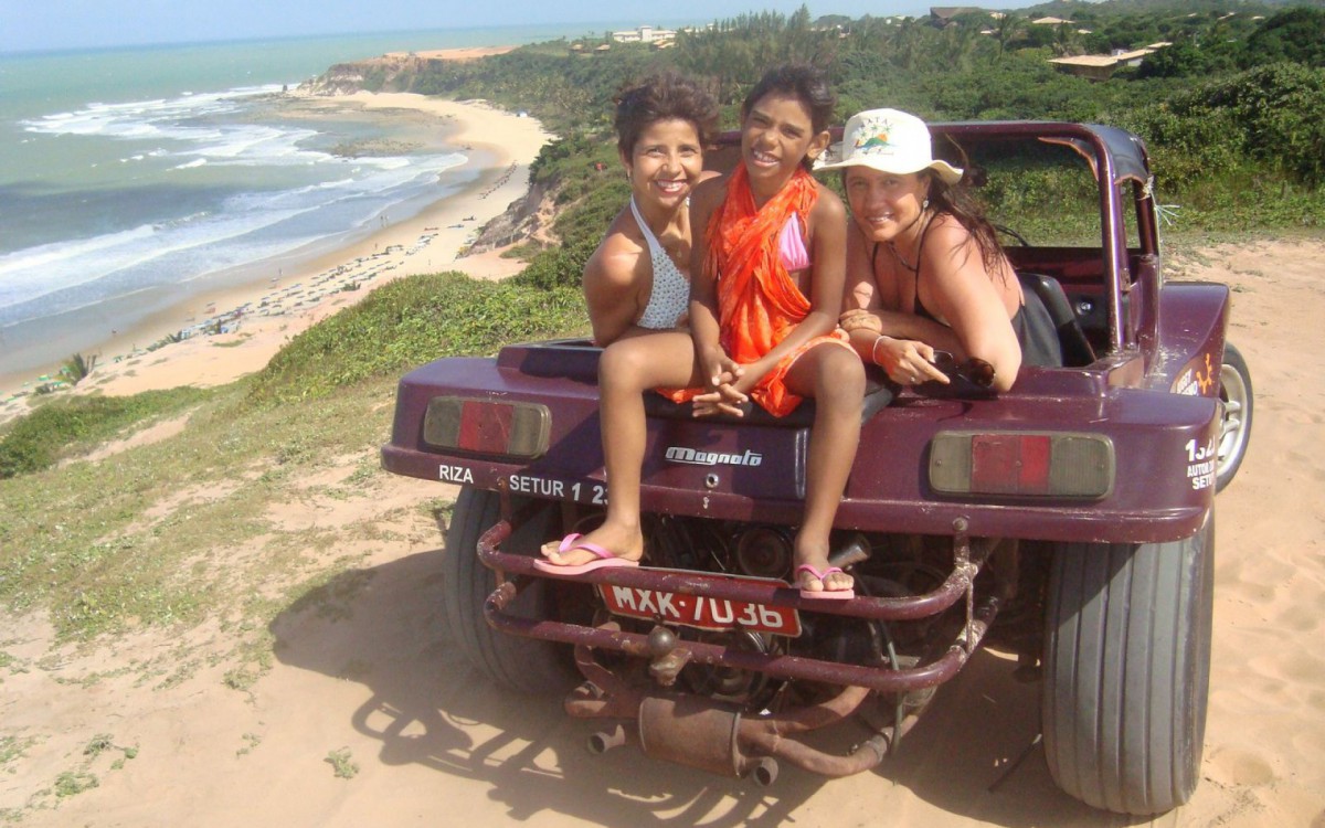 Nathaly, entre Gerlane e Sueli, na &eacute;poca em que foi adotada