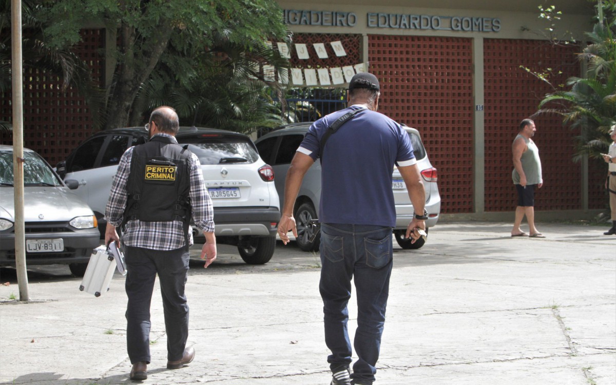 Aluno da Escola Municipal Brigadeiro Eduardo Gomes, esfaqueou tres colegas de turma, nesta sexta feira (06). - Marcos Porto/Ag&ecirc;ncia O Dia