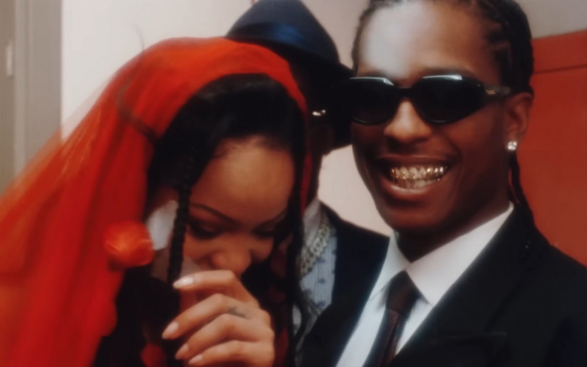 Em novo clipe de A$AP Rocky, Rihanna vestiu véu vermelho em cena de casamento - Reprodução