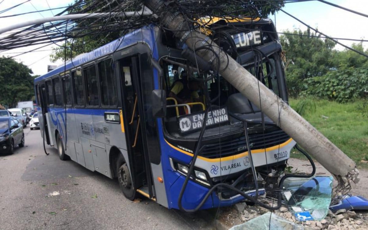 Ônibus colidiu com um poste depois de se chocar com um carro - Reprodução / Redes sociais