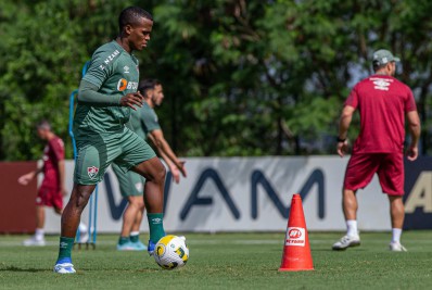 Jhon Arias volta a treinar com bola no Fluminense