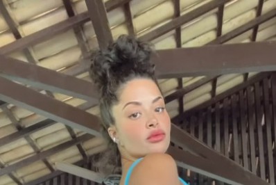 De biquíni, Aline Campos ostenta boa forma e encanta os fãs