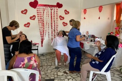 Dia das Mães: CRAS Alto promove manhã da beleza para participantes da oficina de artesanato