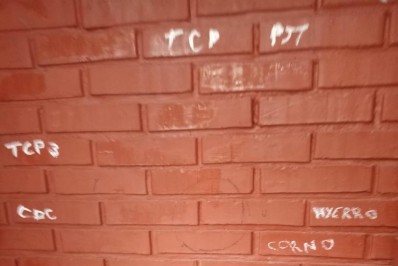 Ataque em escola: sala tem pichações de facções e xingamentos