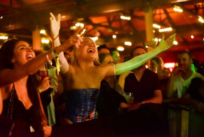 Luisa Sonza se acaba de cantar em show de Matheus e Kauan