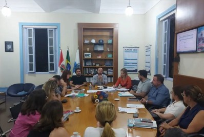 Prefeito Vinicius Claussen reúne nova equipe da Secretaria de Saúde para planejamento Pasta tem nova titular desde segunda-feira (2)