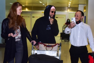 Após dias em Portugal, Pedro Scooby desembarca em aeroporto de SP