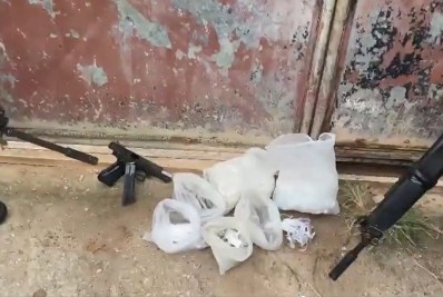 PM apreende fuzil e pistolas em operação com policial ferido no Gogó da Ema em Belford Roxo