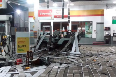 Carro pega fogo em posto de combustível de Cabo Frio