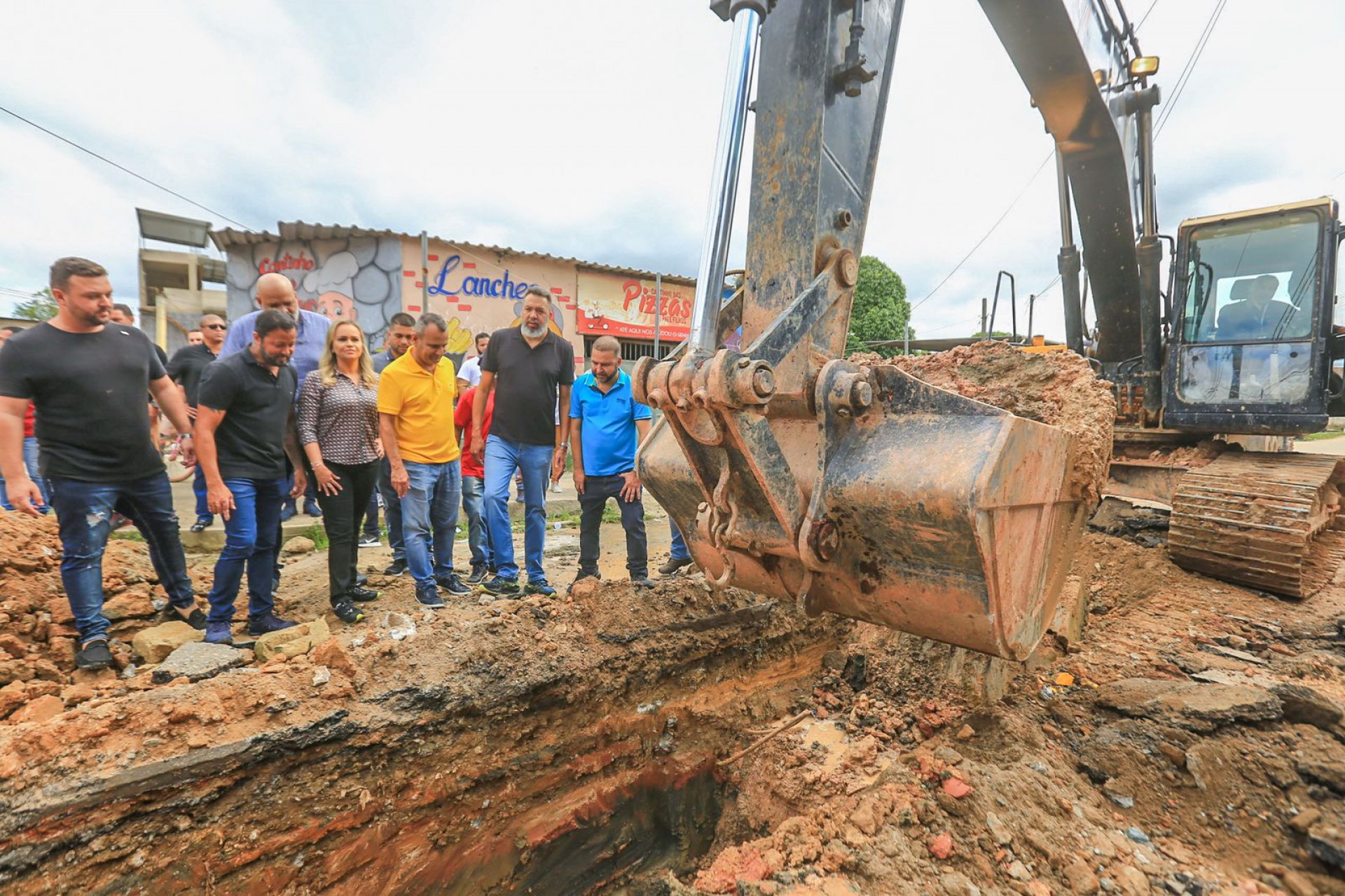 A comitiva acompanhou os trabalhos das máquinas nas obras do bairro Jardim Portugal - Rafael Barreto / PMBR