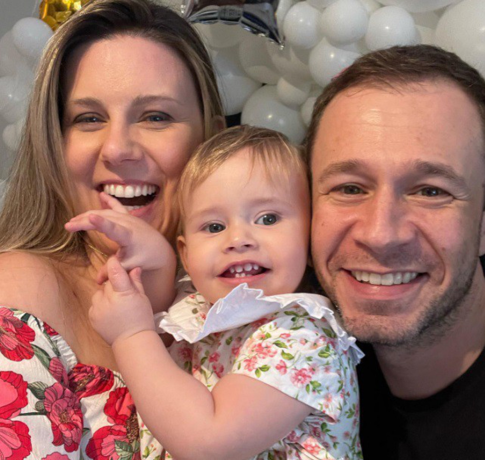 Tiago Leifert e Daiana Garbin com a filha, Lua - Reprodução/Instagram