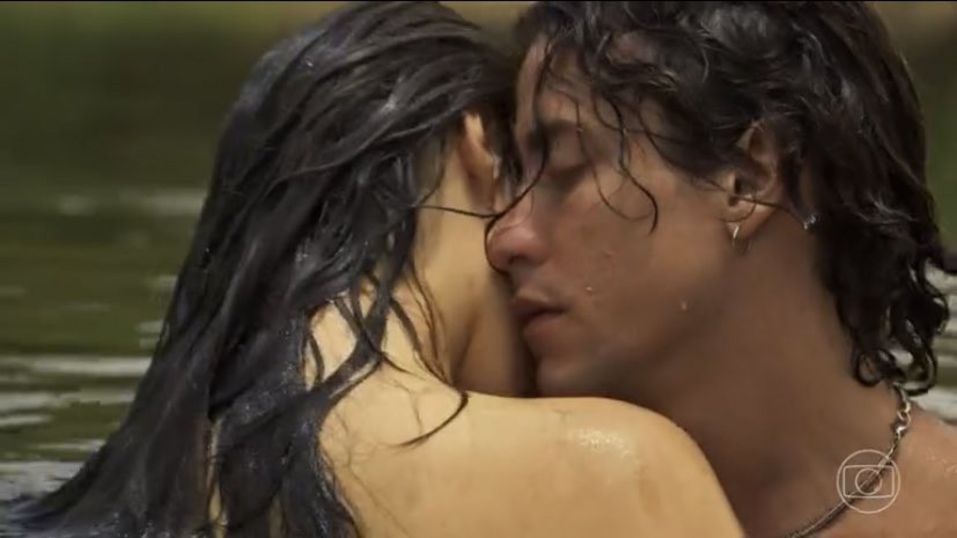 Juma e Jove se beijam em cena de 'Pantanal' - Reprodução