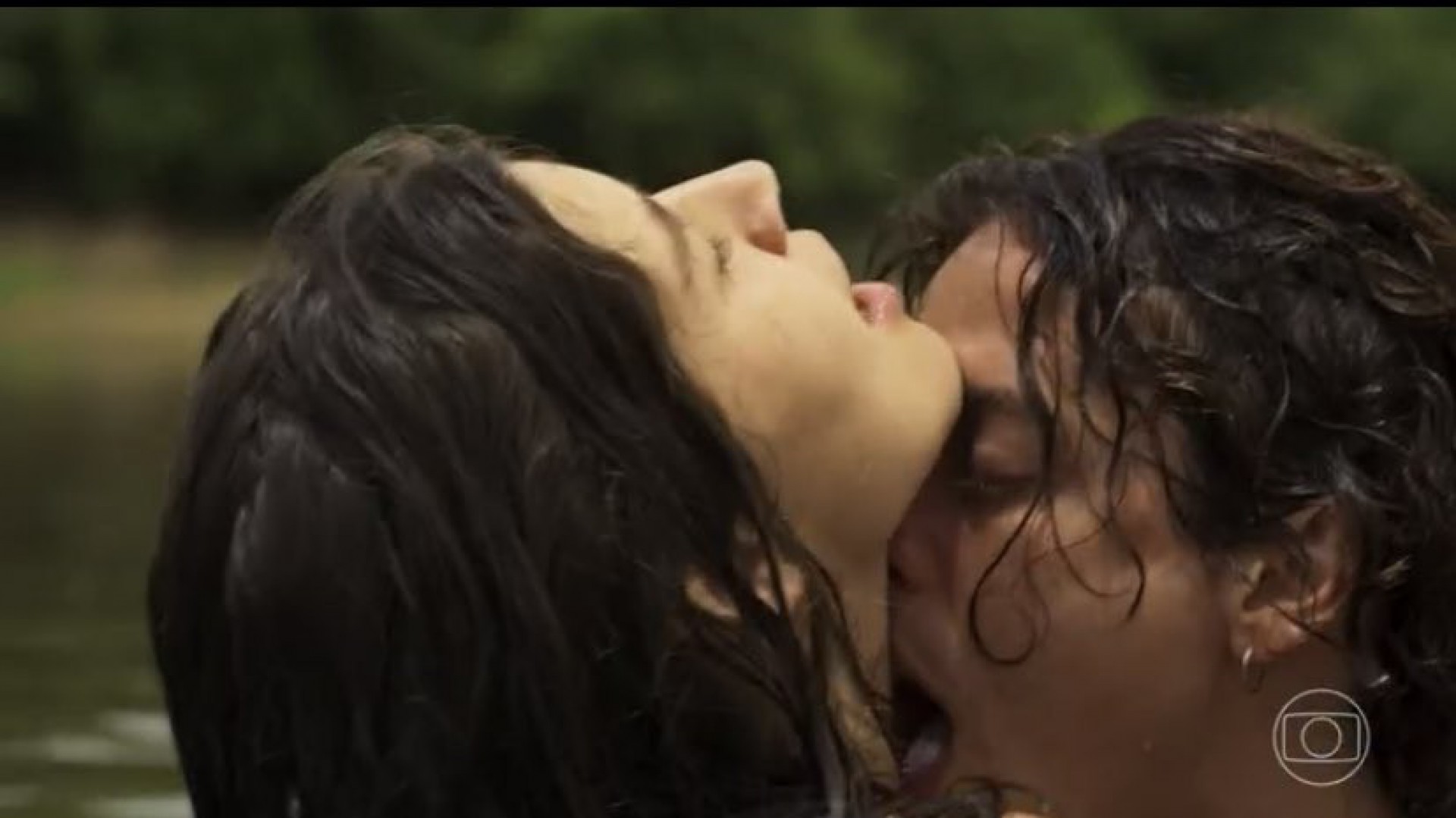 Juma e Jove se beijam em cena de 'Pantanal' - Reprodução