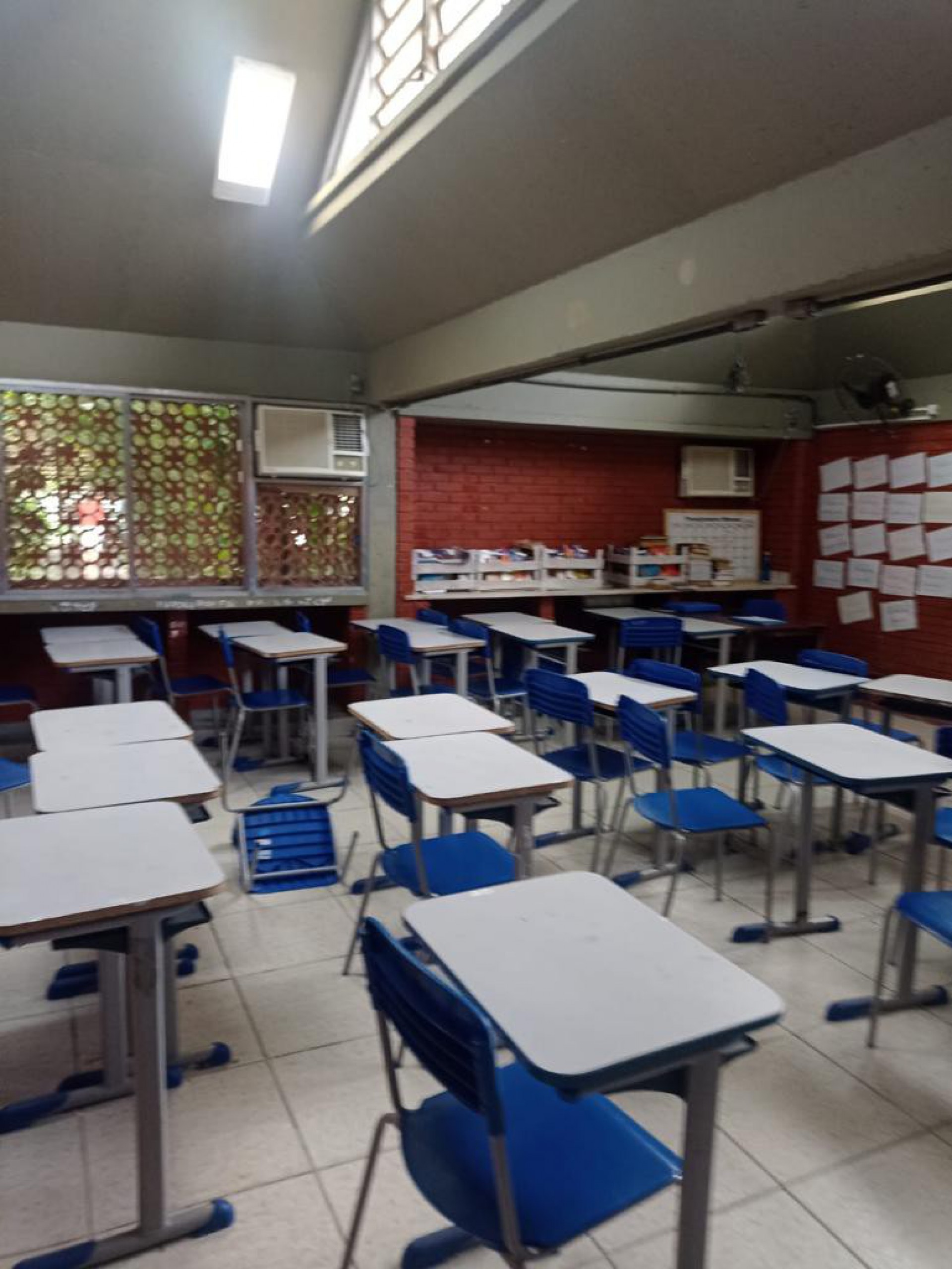 Imagens de sala onde ocorreu ataque de aluno a colegas com faca: ambiente escolar com pichações - Reprodução 