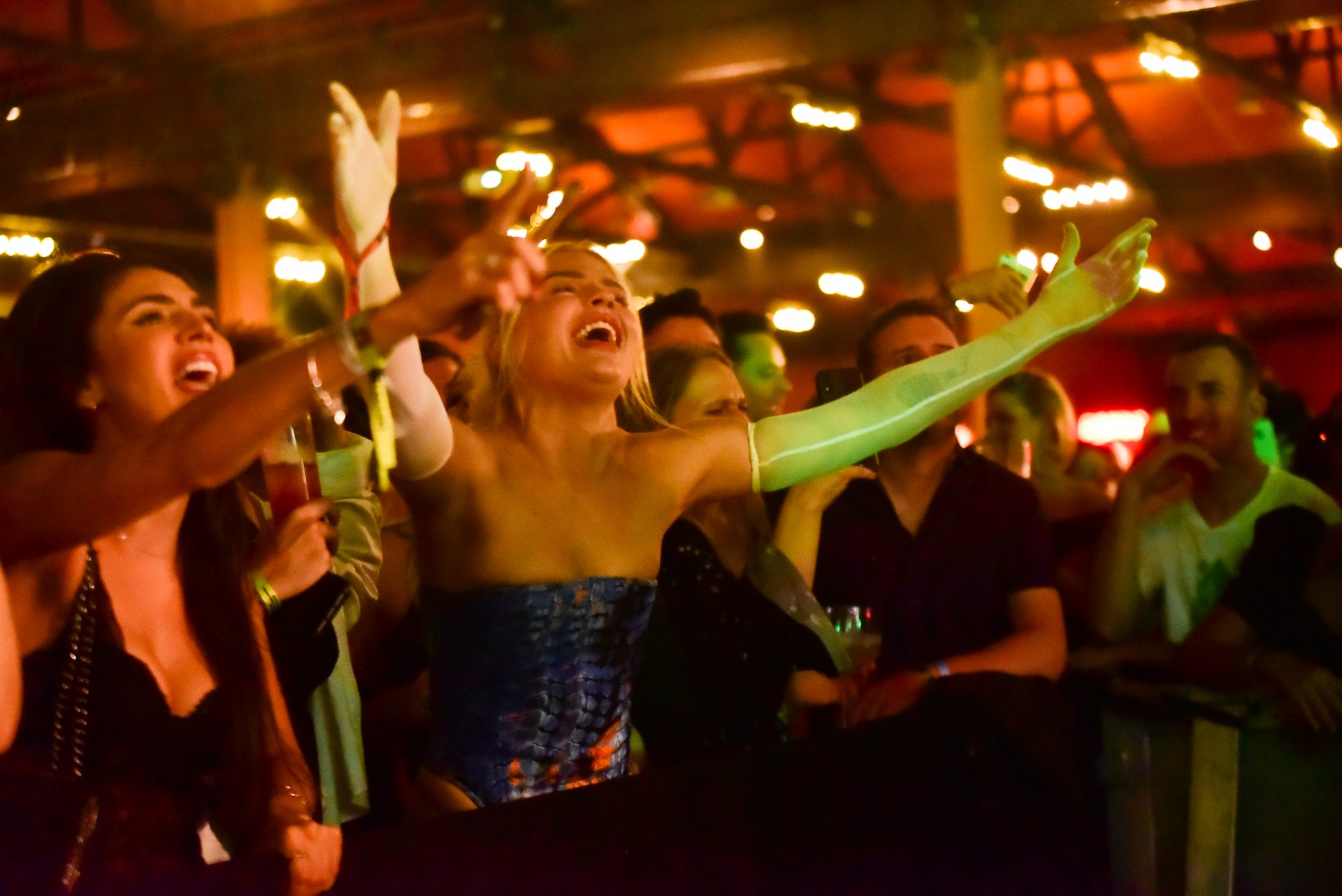 Luisa Sonza se joga e se acaba de cantar no show de Matheus e Kauan em São Paulo - Leo Franco / Ag. News