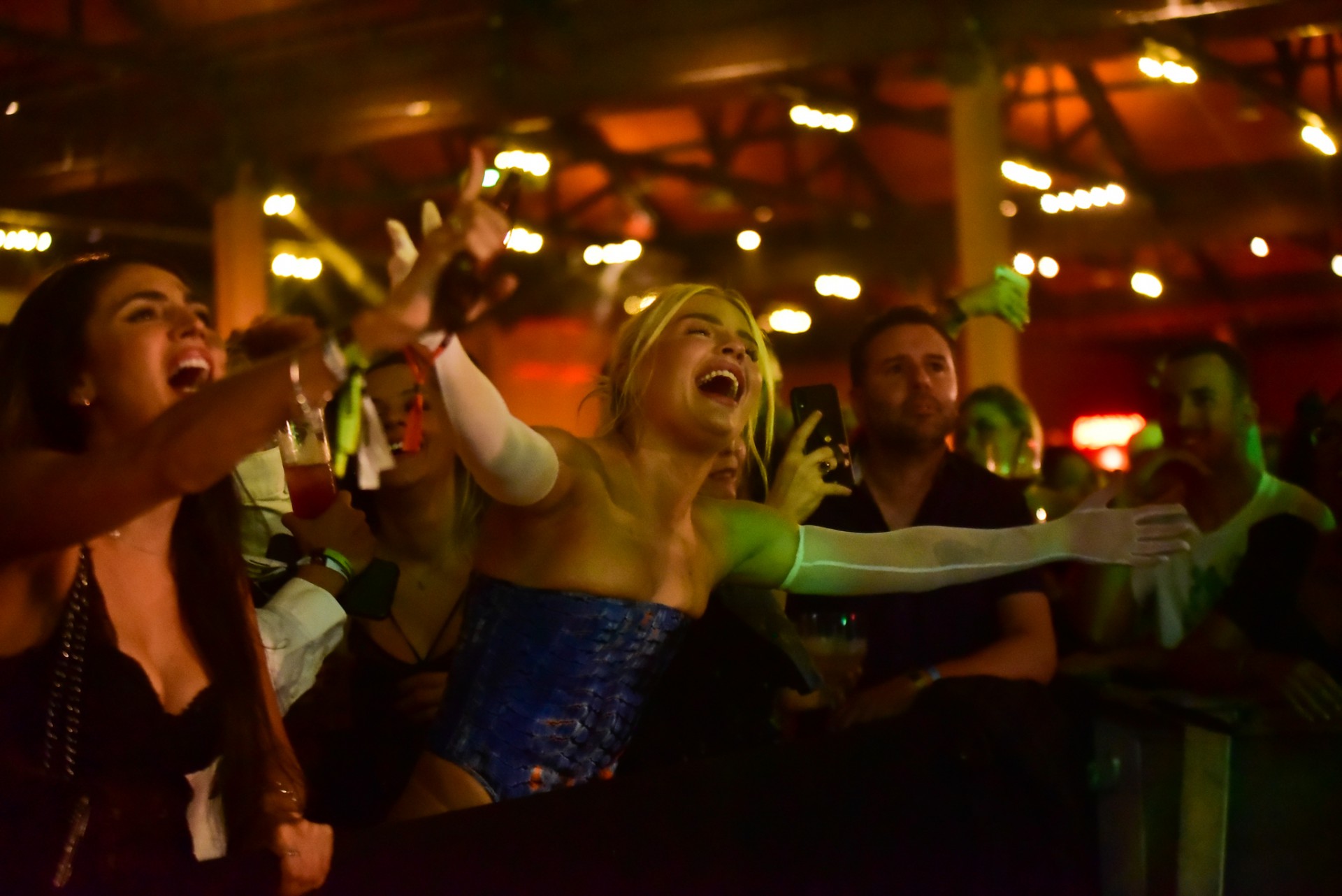 Luisa Sonza se joga e se acaba de cantar no show de Matheus e Kauan em São Paulo - Leo Franco / Ag. News