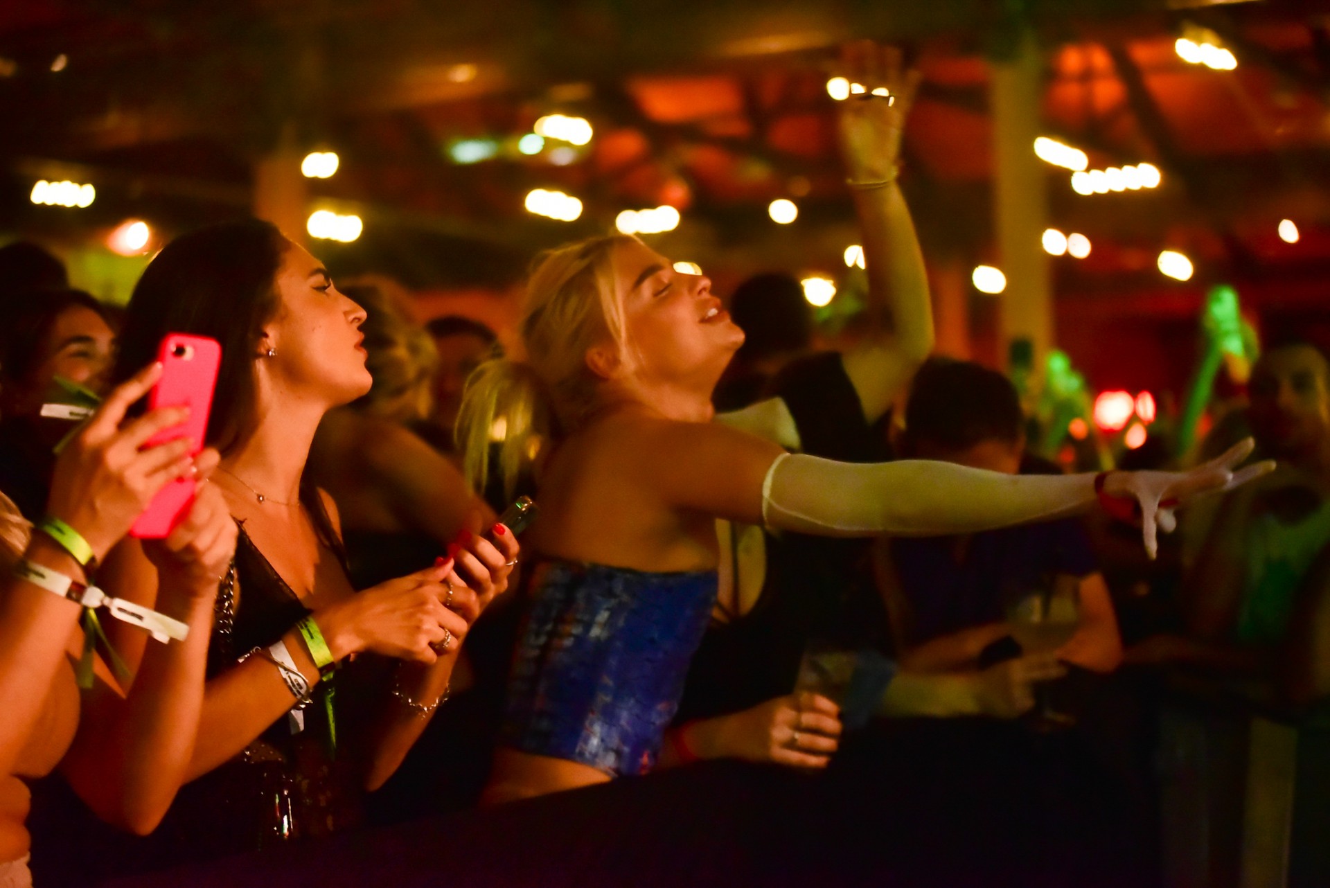 Luisa Sonza se joga e se acaba de cantar no show de Matheus e Kauan em São Paulo - Leo Franco / Ag. News