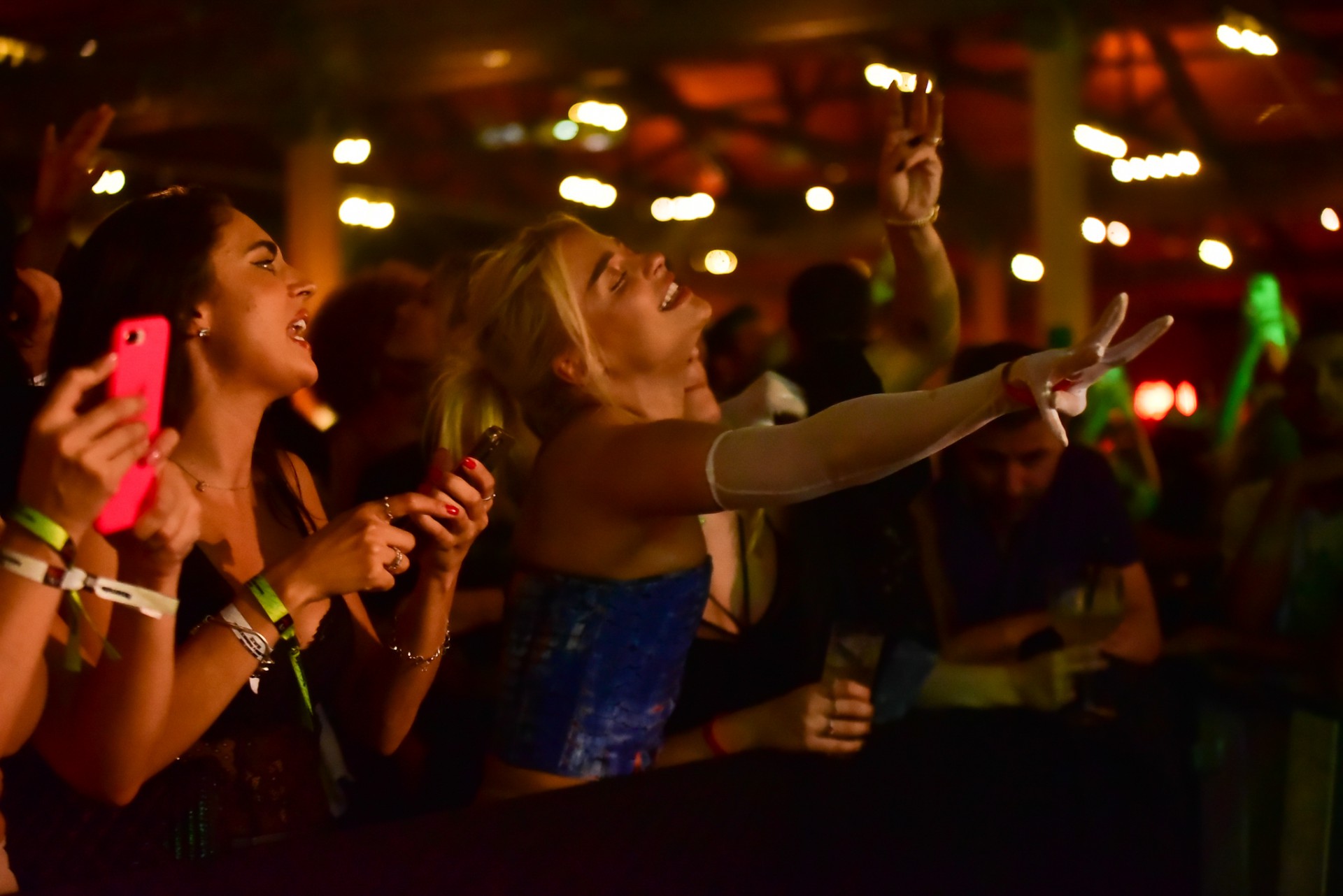 Luisa Sonza se joga e se acaba de cantar no show de Matheus e Kauan em São Paulo - Leo Franco / Ag. News