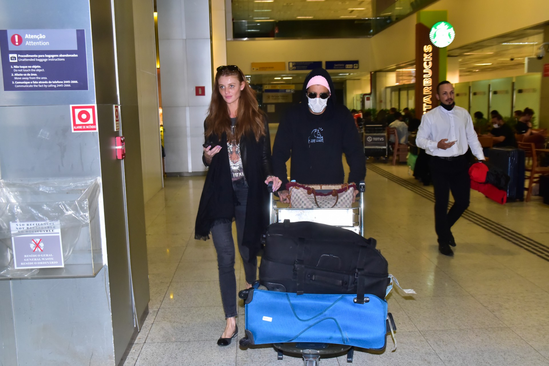 Pedro Scooby e Cintia Diecker desembarcam em São Paulo na manhã desta sexta-feira - Leo Franco / Ag. News