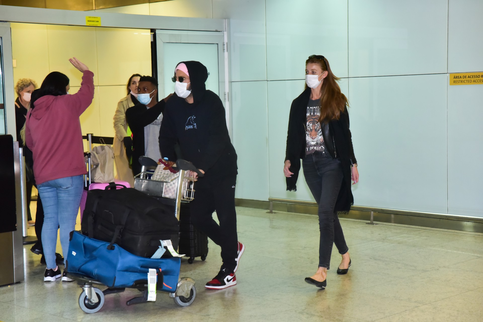 Pedro Scooby e Cintia Diecker desembarcam em São Paulo na manhã desta sexta-feira - Leo Franco / Ag. News