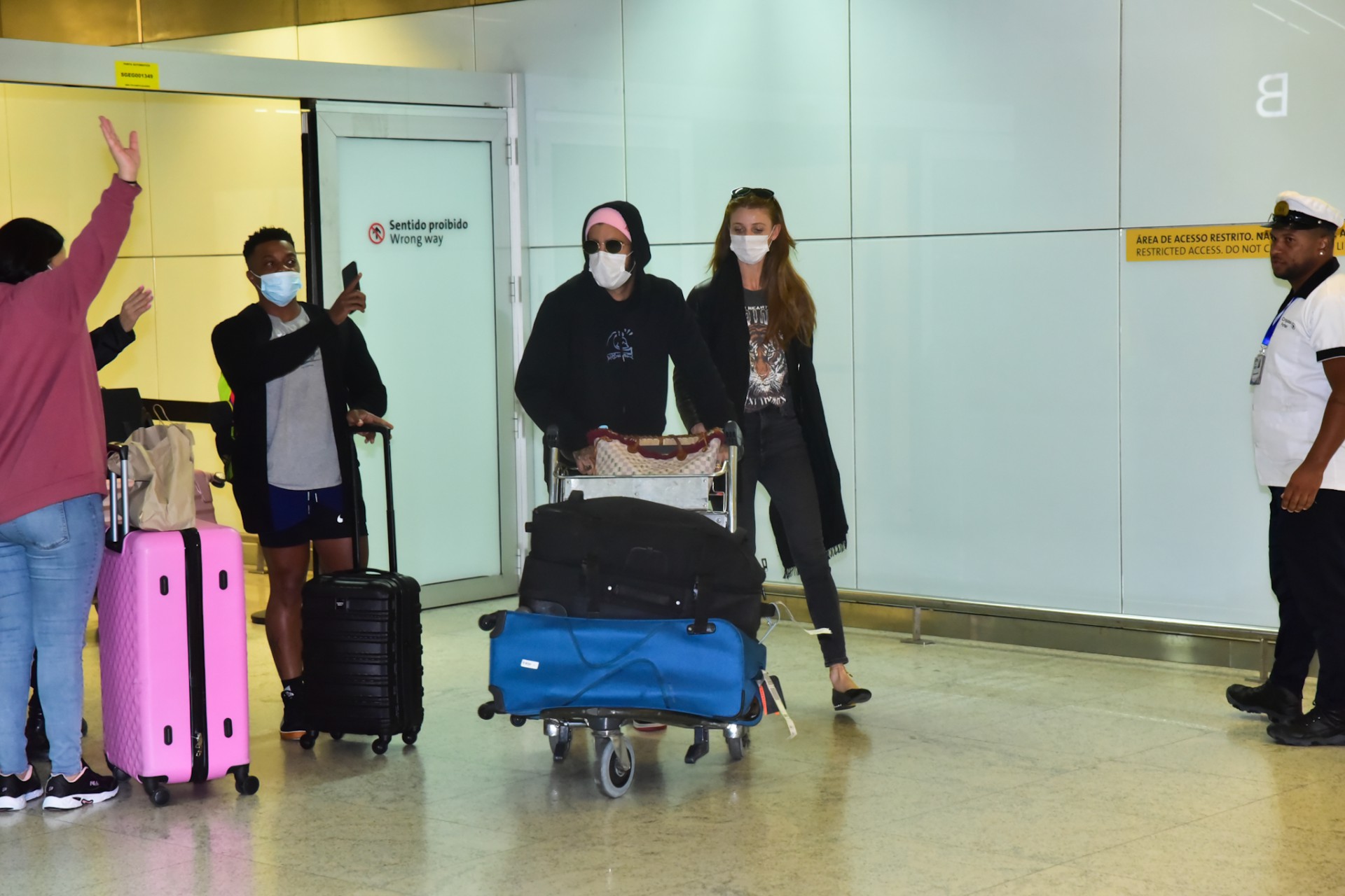 Pedro Scooby e Cintia Diecker desembarcam em São Paulo na manhã desta sexta-feira - Leo Franco / Ag. News