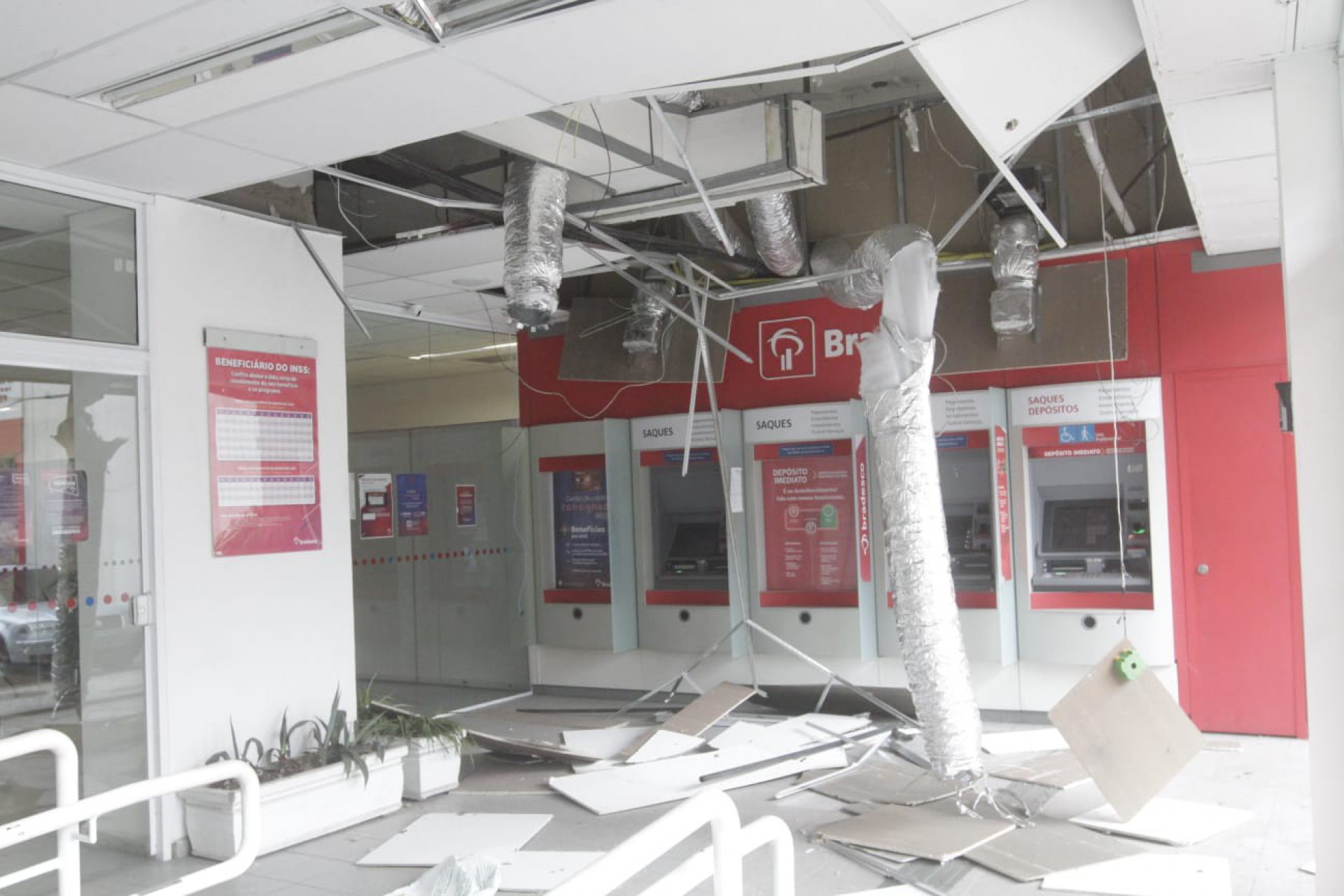 Agência bancária em São Francisco Xavier, na Zona Norte do Rio, tem danos no forro do teto após ação de criminosos - Marcos Porto/ Agência O DIA