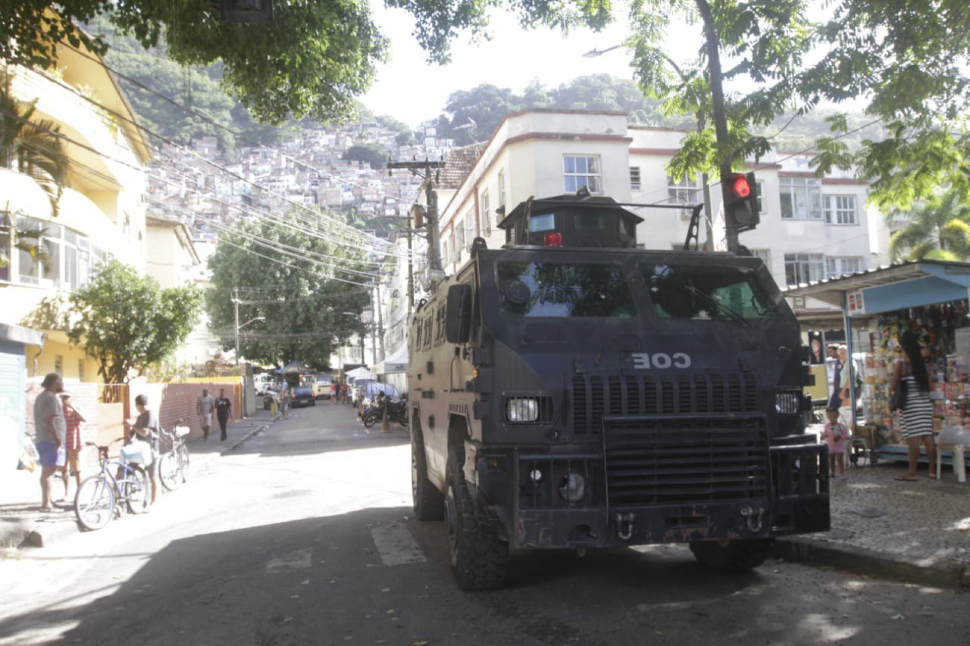 Bope subindo o Morro de Santa Marta, em Botafogo, nesta manhã (06) - Marcos Porto/Agência O DIA