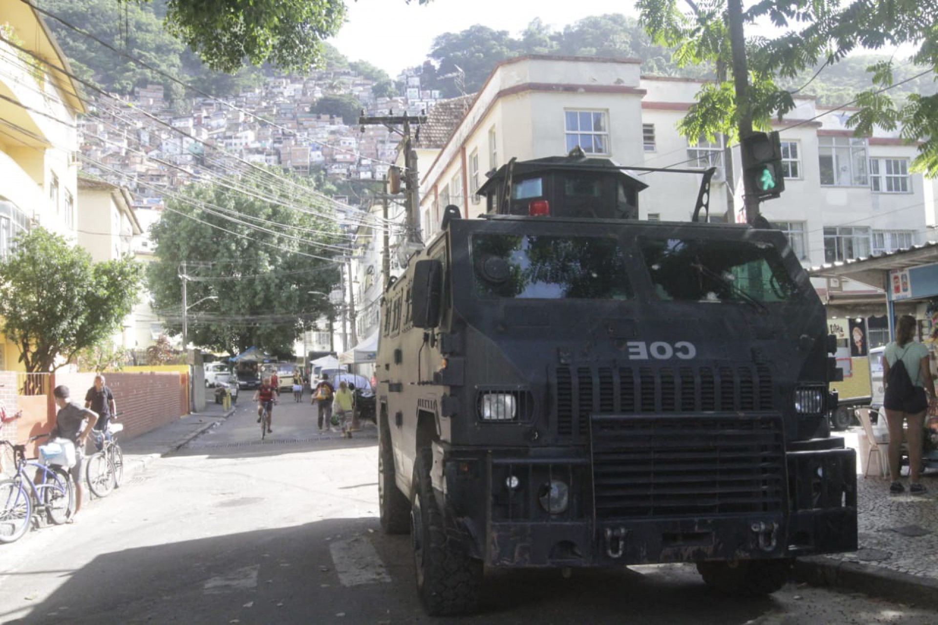 Bope subindo o Morro de Santa Marta, em Botafogo, nesta manhã (06) - Marcos Porto/Agência O DIA
