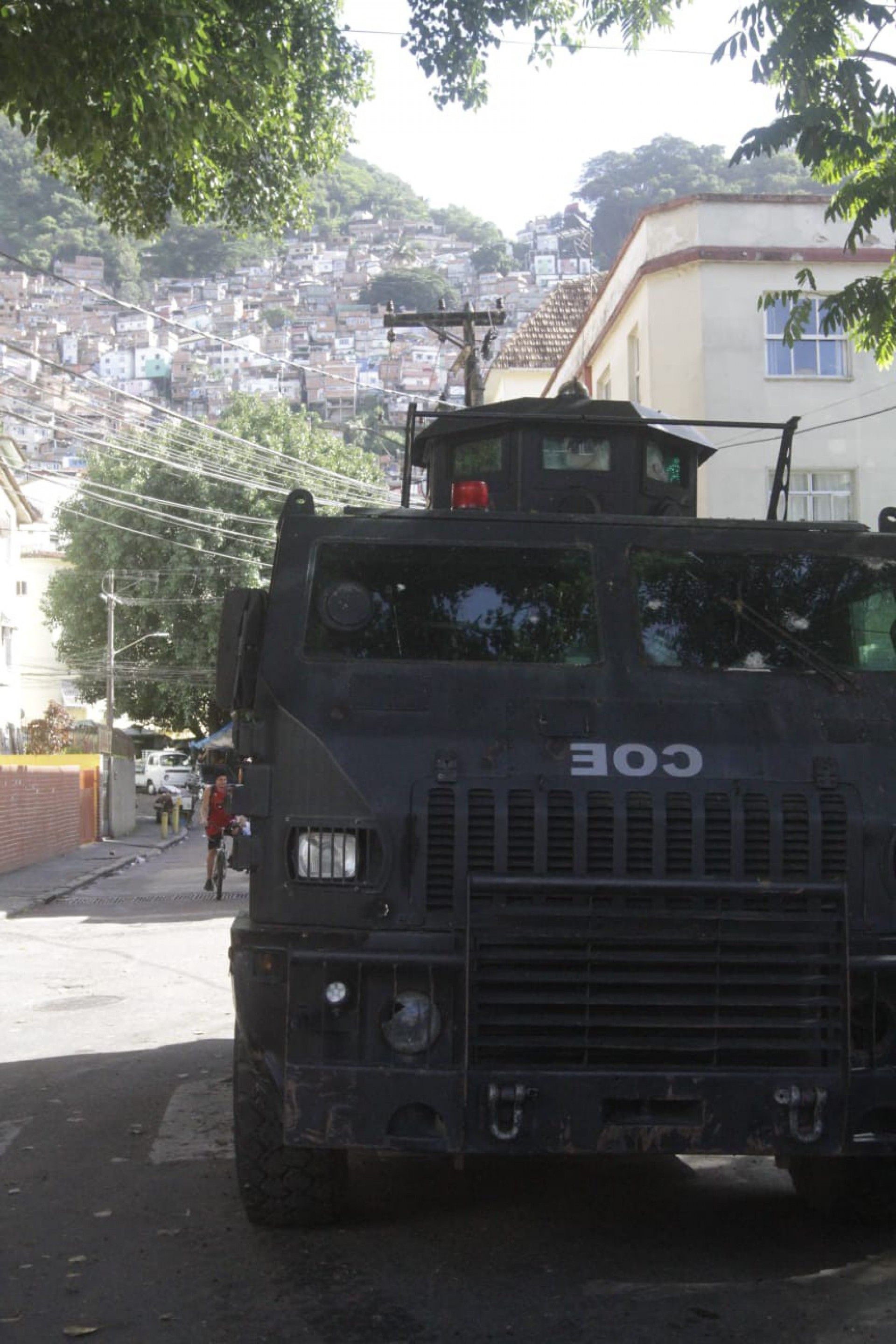 Bope subindo o Morro de Santa Marta, em Botafogo, nesta manhã (06) - Marcos Porto/Agência O DIA