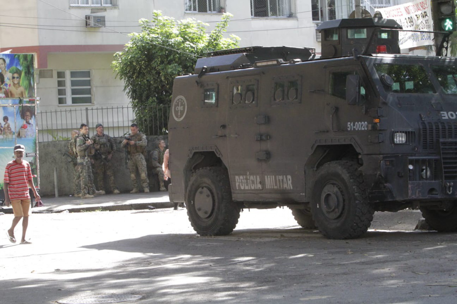 Bope subindo o Morro de Santa Marta, em Botafogo, nesta manhã (06) - Marcos Porto/Agência O DIA
