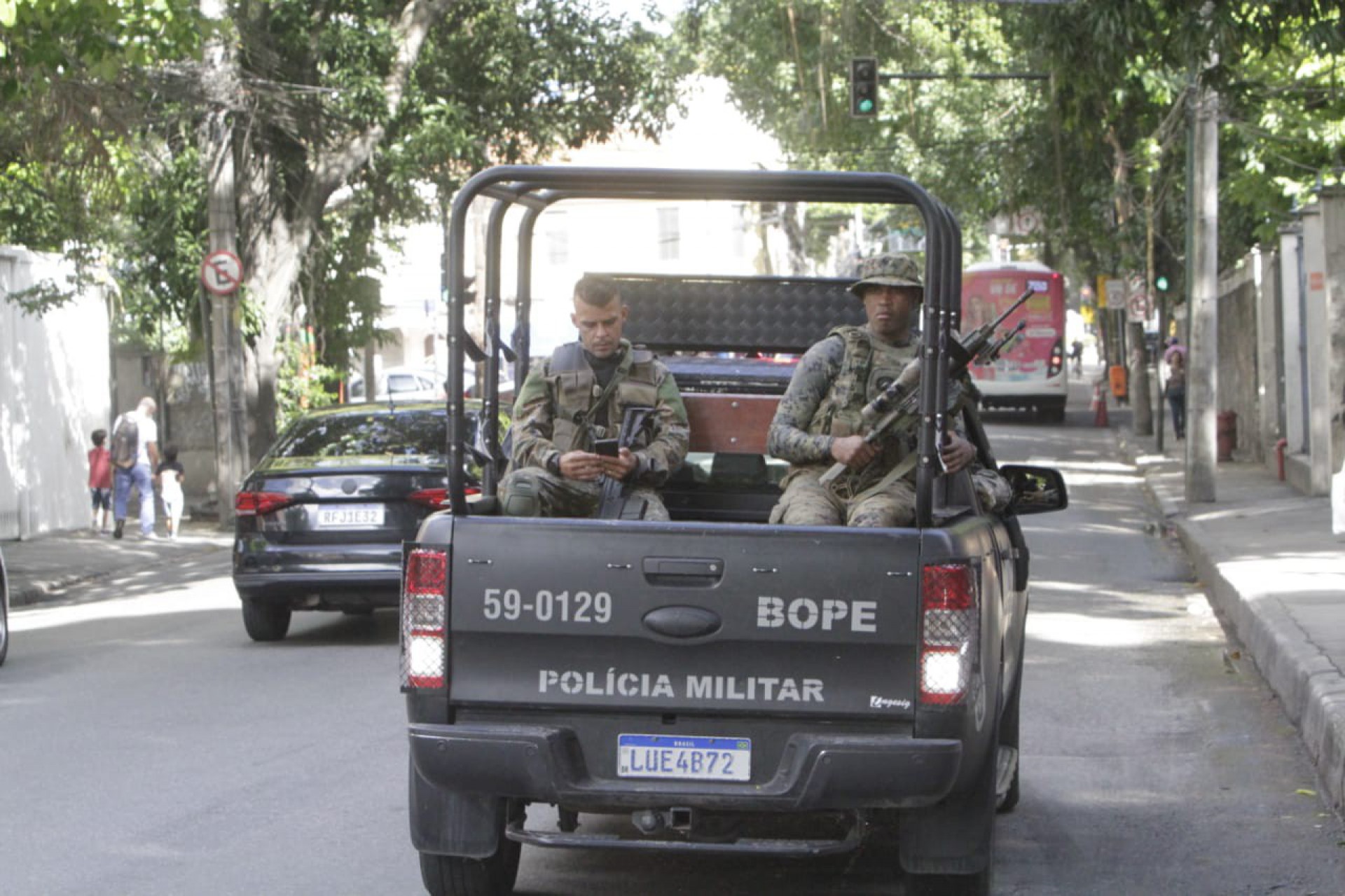 Bope subindo o Morro de Santa Marta, em Botafogo, nesta manhã (06) - Marcos Porto/Agência O DIA