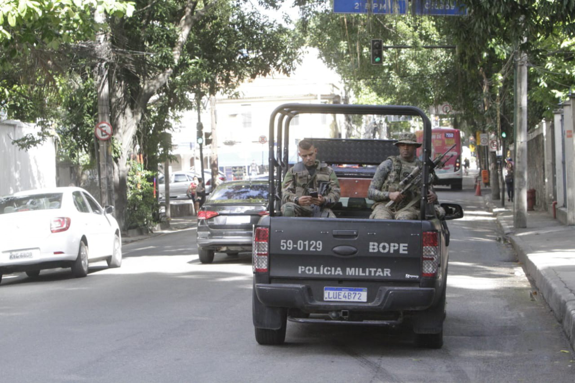 Bope subindo o Morro de Santa Marta, em Botafogo, nesta manhã (06) - Marcos Porto/Agência O DIA