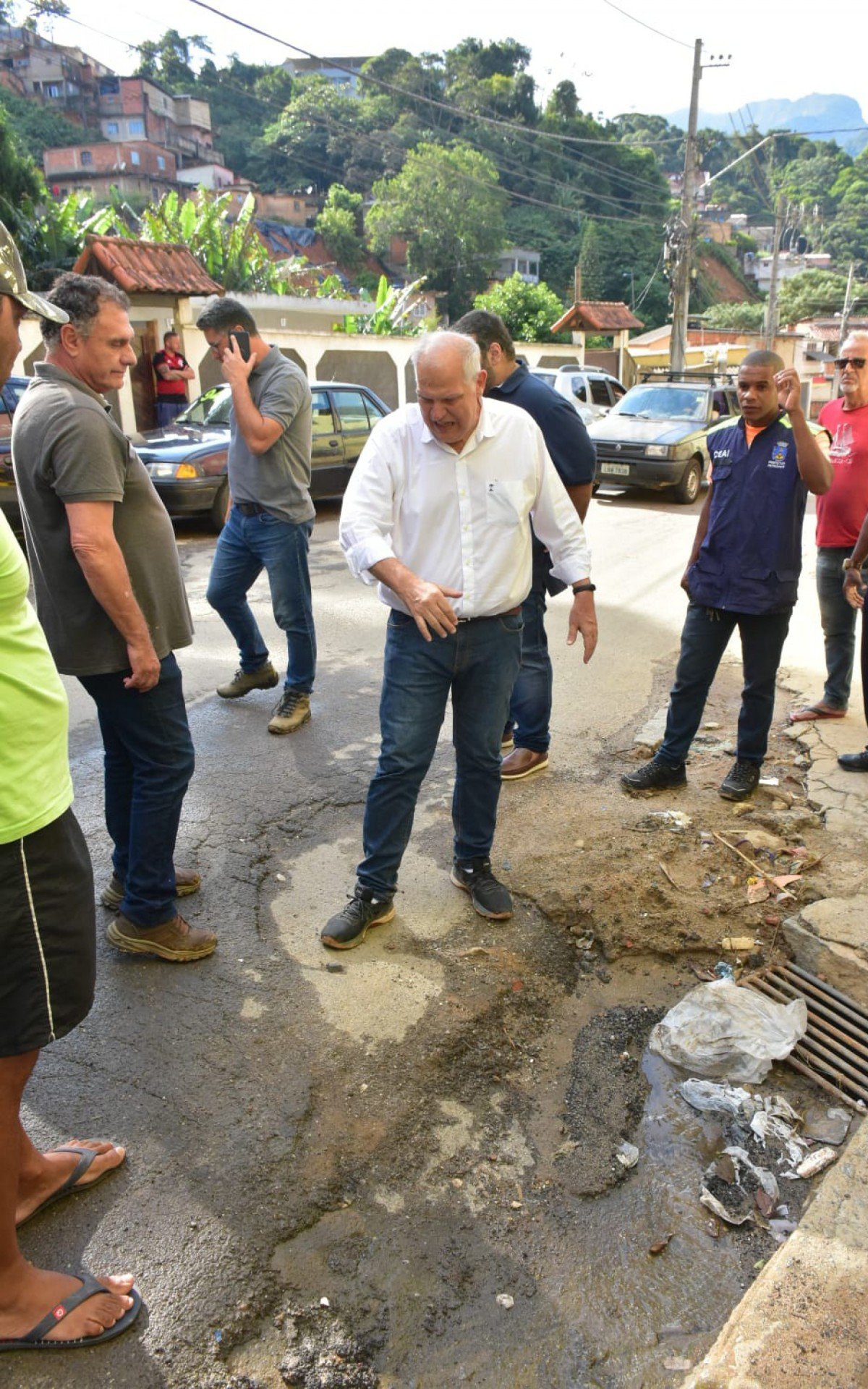 Prefeito de Petrópolis, Rubens Bomtempo, percorreu alguns bairros, vistoriando obras e ouvindo as demandas dos moradores - Divulgação