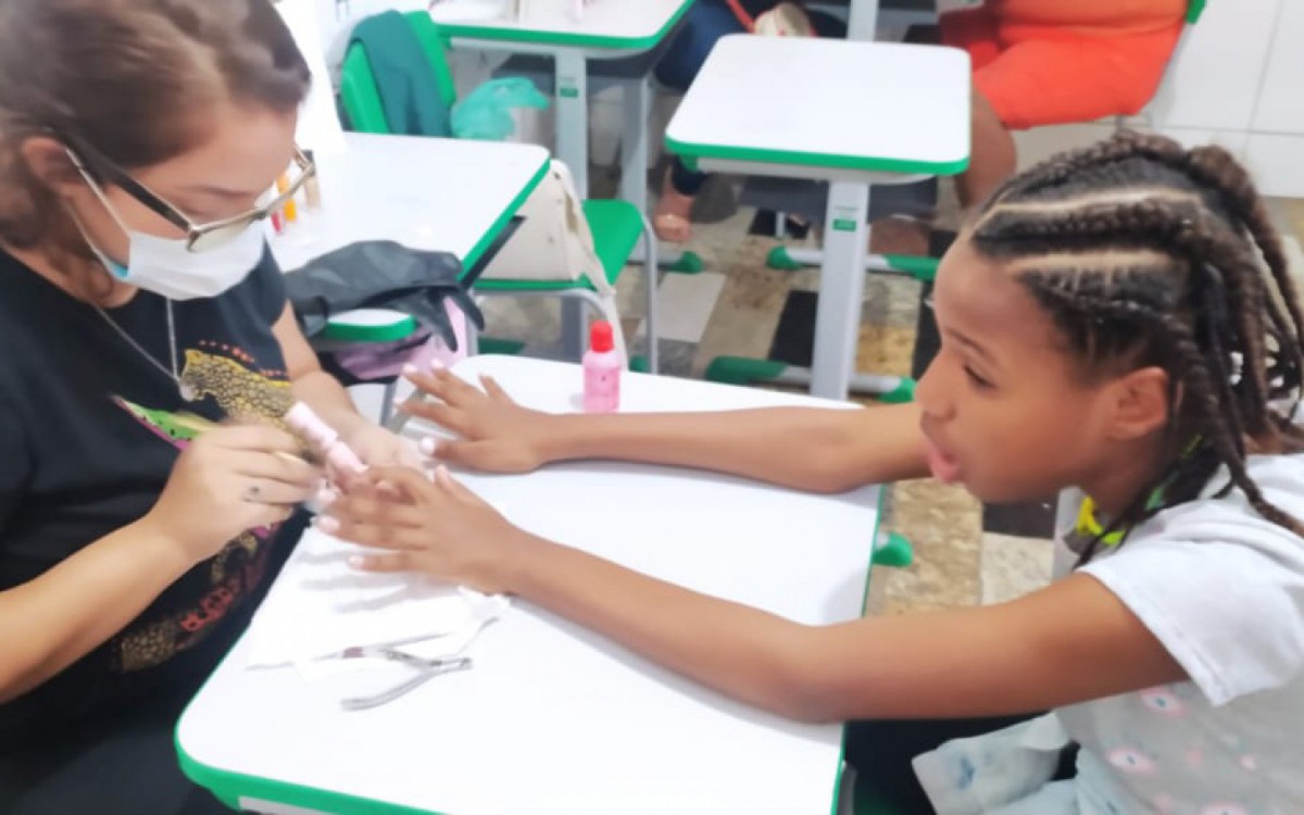 Crian&ccedil;as e adultos puderam fazer as unhas com o servi&ccedil;o de manicure