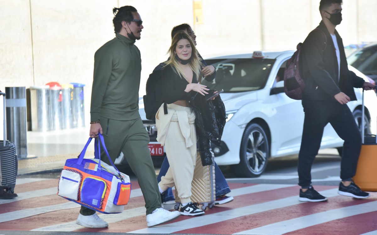 Viih Tube e Eliezer desembarcam em aeroporto de Belo Horizonte
