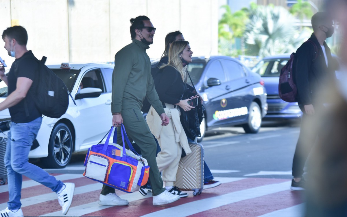 Viih Tube e Eliezer desembarcam em aeroporto de Belo Horizonte