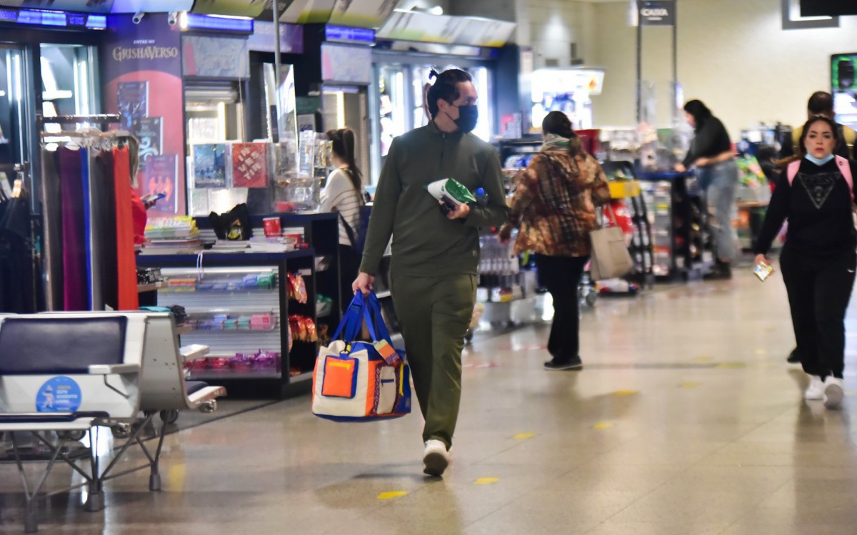 Viih Tube e Eliezer desembarcam em aeroporto de Belo Horizonte