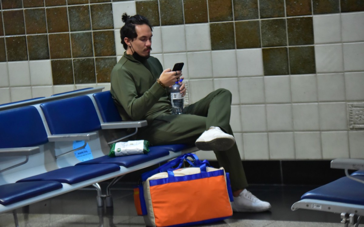 Viih Tube e Eliezer desembarcam em aeroporto de Belo Horizonte